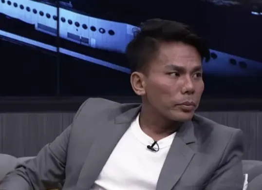 Robby Abbas saat hadir dalam sebuah wawancara publik, membahas pengalamannya di balik skandal prostitusi artis Indonesia yang sempat menggegerkan dunia hiburan.