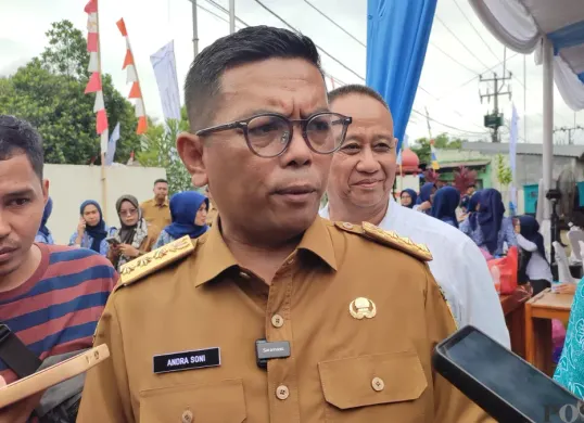 Gubenur Banten, Andra Soni, saat diwawancarai wartawan di depan Kantor Kecamatan Menes, Pandeglang. (Sumber: Poskota/Samsul Fatoni)