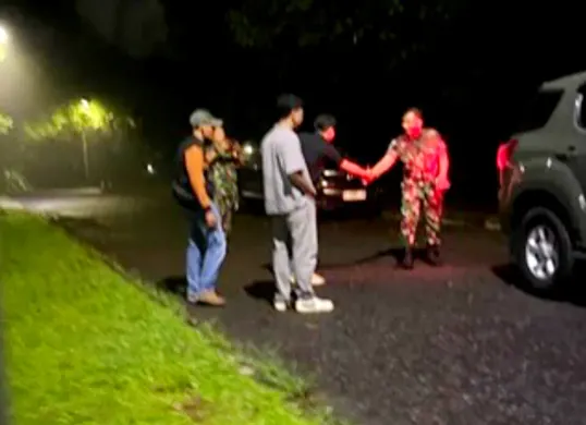 Potret TNI saat mendatangi Pusat Kegiatan Mahasiswa (Pusgiwa) UI pada 16 April 2025. (Sumber: Instagram/@pantauaparat)