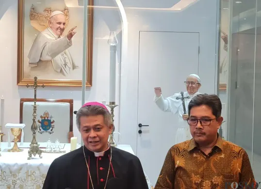 Ketua Konferensi Waligereja Indonesia (KWI), Mgr. Antonius Subianto Bunjamin saat berbicara kepada wartawan di Gedung KWI Jakarta Pusat, Senin, 21 April 2025. (Sumber: Poskota/Pandi Ramedhan)