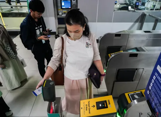 Calon penumpang menempelkan ponsel ke mesin pemindai untuk membayar kereta Moda Raya Terpadu (MRT). Khusus Hari Kartini pada Senin 21 April 2025, pemerintah memberikan tarif Rp1 untuk setiap penumpang wanita. (Sumber: Poskota/Bilal Nugraha Ginanjar)