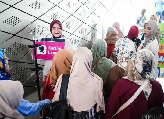 Sejumlah penumpang perempuan menaiki bus Transjakarta ketika memanfaatkan momen Hari Kartini, Jakarta, Senin, 21 April 2025. (Sumber: Poskota/Bilal Nugraha Ginanjar)