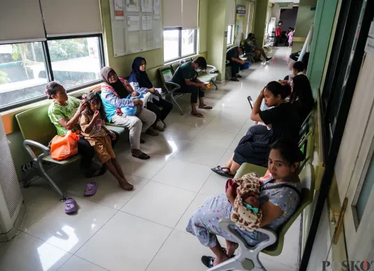 Ilustrasi warga menunggu antrean berobat di Puskesmas di Jakarta, beberapa waktu lalu. Kasus pelecehan seksual oleh dokter kandungan membuat emak-emak khawatir mengalami kasus serupa saat periksa kandungan. (Sumber: Poskota/Bilal Nugraha Ginanjar)