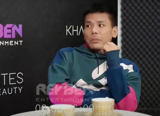 Potret eks mucikari prostitusi artis, Robby Abbas yang mengungkapkan cara artis menaikkan tarif. (Sumber: YouTube/Reyben Entertaiment)