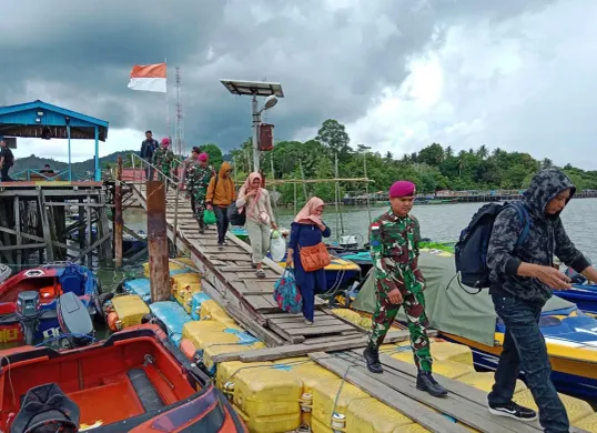 TNI AL berhasil menggagalkan penyelundupan tujuh Calon Pekerja Migran Indonesia ilegal dari Dermaga Tradisional Bambangan, Pulau Sebatik, Kalimantan Utara menuju Tawau Malaysia, pada Sabtu, 19 April 2025. (Sumber: Dinas Penerangan Angkatan Laut)