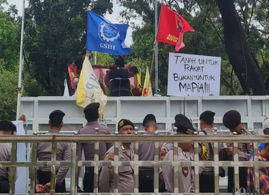 Warga Kampung Kebon Sayur menggeruduk Balai Kota, Jakarta Pusat, menuntut legitimasi atas lahan yang mereka tempati selama 20 tahun, Senin 21 April 2025. (Sumber: Poskota/Pandi Ramedhan)