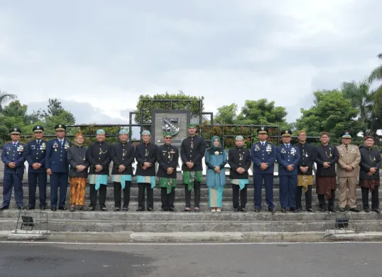 Bupati dan Wakil Bupati Bandung beserta sejumlah pejabat menggunakan pakaian adat Sunda saat upacara Peringatan Hari Jadi ke-384 Kabupaten Bandung dan Hari Kartini ke-146. (Sumber: Dok. Pemkab Bandung)