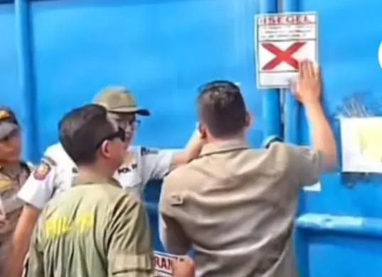 Pemkot Surabaya segel gudang UD Sentoso Seal di Margomulyo karena pelanggaran izin. Tak punya NIB dan TDG. Penyegelan dipimpin Wali Kota Eri Cahyadi, disaksikan Kapolres Tanjung Perak. (Sumber: Capture Video Netijen)