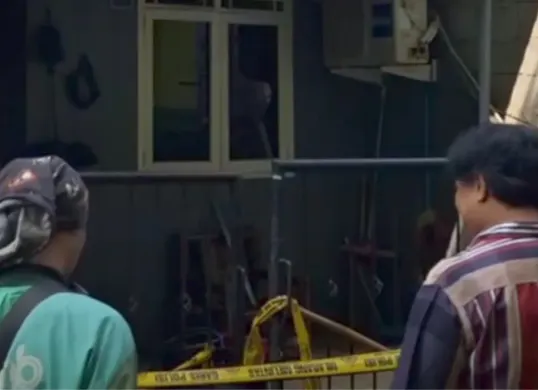 Polisi dan sejumlah warga tengah memperhatikan lokasi TKP kebakaran yang merenggung ibu dan anak di Gang Al-Hidayah II 100, RT006/RW009, Kelurahan Jatikramat, Kecamatan Jatiasih, Kota Bekasi, Jawa Barat. (Sumber: Capture @InfoBekasi)
