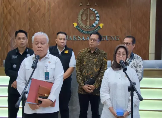 Ketua Dewan Pers Ninik Rahayu (kanan) dan Direktur Penyidikan pada Jampidsus Kejagung Abdul Qohar saat jumpa pers di Kejagung, Jakarta Selatan, Selasa, 22 April 2025. (Sumber: Poskota/Ali Mansur)
