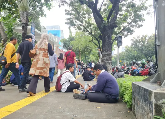 Pelamar petugas PJLP langsung mendatangi kantor Balai Kota Jakarta, Selasa 22 April 2025. (Sumber: Poskota/Pandi Ramedhan)