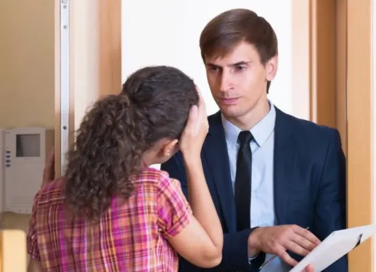 Debt collector akan dikiri oleh pinjo ilegal untuk lakukan penagihan jika Anda telat atau tidak bayar tagihan. (Sumber: Pinterest)