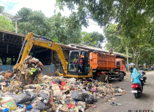 Pemkot Cimahi menurunkan alat berat untuk mengangkut tumpukan sampah di TPST Cibeber, Kecamatan Cimahi Sekatan, Senin 21 April 2025. (Sumber: Poskota/Gatot Poedji Utomo)