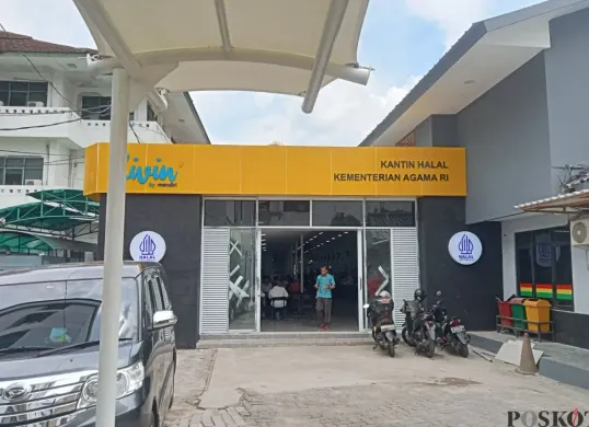 Pintu masuk kantin Kemenag RI, Lapangan Banteng, Jakarta Pusat, Selasa, 22 April 2025. (Sumber: Poskota/Nurpini Aulia Rapika)