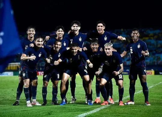Pemain Timnas Thailand, Nicholas Mickelson (nomor 12). (Sumber: Asenutdfc.com)