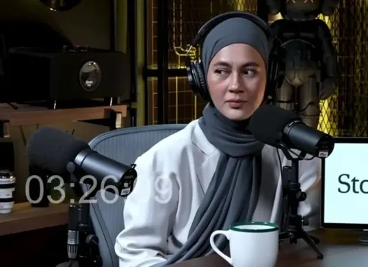 Paula Verhoeven mengaku hingga saat ini masih berhubungan baik dengan istri Nico. (Sumber: YouTube/Deddy Corbuzier)