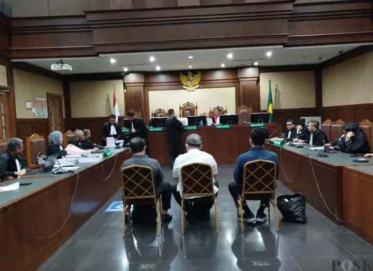 Tiga eks hakim PN Surabaya pemberi vonis bebas Ronald Tannur dituntut hukuman 9 hingga 12 tahun penjara. (Sumber: Poskota/Ramot Sormin)