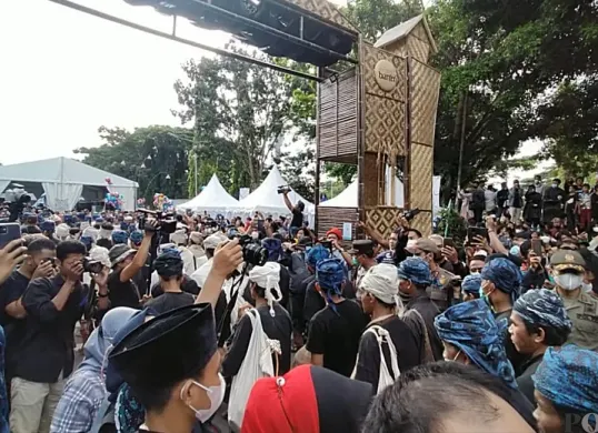 Ribuan warga adat Suku Baduy di Kabupaten Lebak, saat melakukan proses Seba. (Sumber: Poskota/Samsul Fatoni)