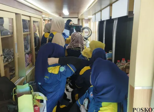 Suasan pelatihan kerja bidang tata rias di mobil MTU di kawasan Kebon Jeruk, Jakarta Barat, Rabu, 23 April 2025. (Sumber: Poskota)
