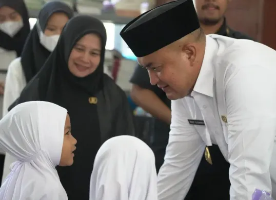 Bupati Bogor, Rudy Susmanto berbincang dengan murid SDN Kalongsawah 01, Jasinga, Kabupaten Bogor, Rabu, 23 April 2025. (Sumber: Dok. Diskominfo Kabupaten Bogor)