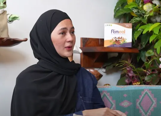 Paula Verhoeven dalam sesi podcast bersama Denny Sumargo yang kembali disorot publik usai isu masa lalunya viral. (Sumber: YouTube/Curhat Bang Denny Sumargo)
