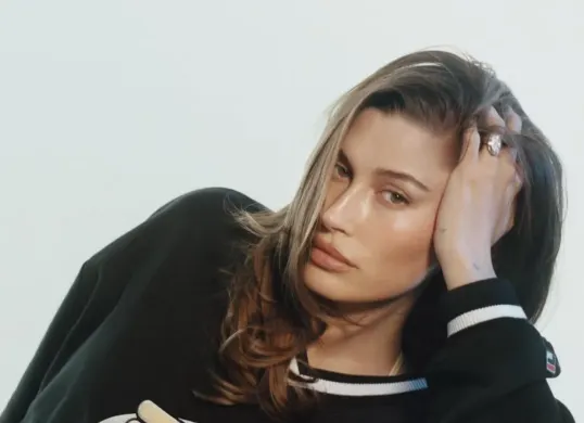 Hailey Bieber buka suara soal kondisi kesehatannya usai melahirkan anak pertama. Ia mengungkap sedang berjuang dengan dua kista ovarium! (Sumber: Instagram @Haileybieber)