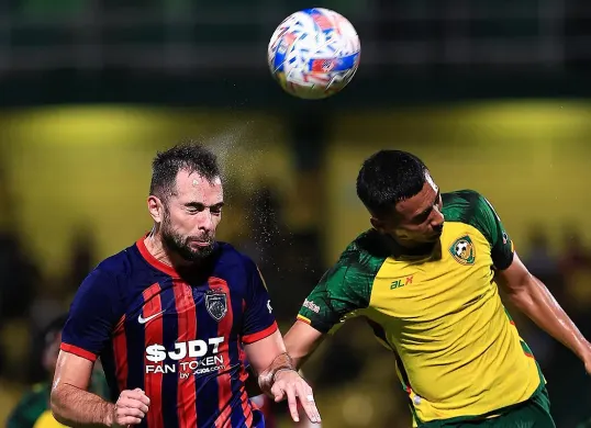 Jordi Amat saat membela Johor Darul Ta'zim FC (JDT) FC di kompetisi Liga Super Malaysia. (Sumber: Instagram @officialjohor)