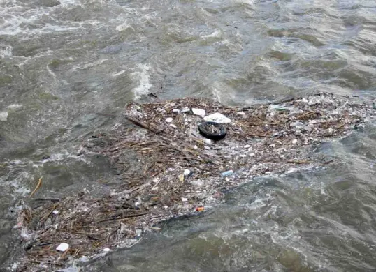 Ilustrasi sampah di sungai. (Sumber: PxHere)