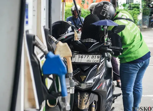 Sejumlah kendaraan bermotor tengah mengisi bahan bakar. (Sumber: Poskota/Bilal Nugraha Ginanjar)