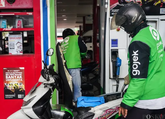 Sejumlah pengendara sepeda motor mengantre saat mengisi bahan bakar minyak (BBM) di Stasiun Pengisian Bahan Bakar Umum (SPBU) di kawasan Kuningan, Jakarta, beberapa hari lalu. (Sumber: Poskota/Bilal Nugraha Ginanjar)