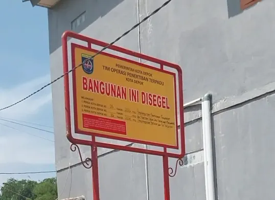 Petugas Satpol PP Kota Depok memasang papan segel di atas lahan Perumahan Al Fatih, Sawangan Kota Depok, Selasa 22 April 2025. (Sumber: Dok. warga)