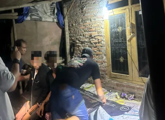 Petugas Unit Reskrim Polsek Kragilan saat menggerebek judi remi di Desa Sentul dan mengamankan 2 warga berikut barang bukti duit taruhan ratusan ribu. (Sumber: Polsek Kragilan)