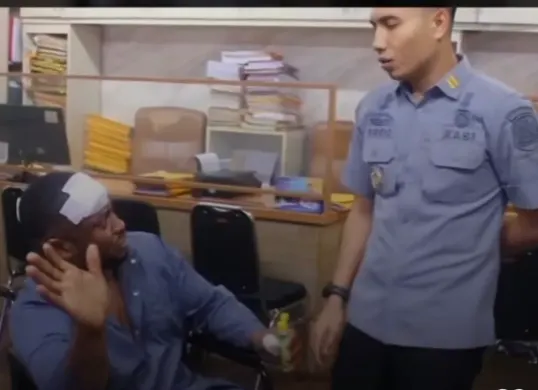 Dalam keadaan wajah babak belur seorang WNA diamankan petugas Imigirasi Jakarta Selatan di Kalibata City, Pancoran, Jakarta Selatan, Senin 21 April 2025. (Sumber: Instagram/Imigrasi Jakarta Selatan)