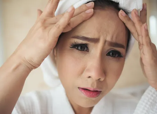 7 cara hilangkan kerutan di dahi secara alami. (Sumber: Freepik/jcomp)