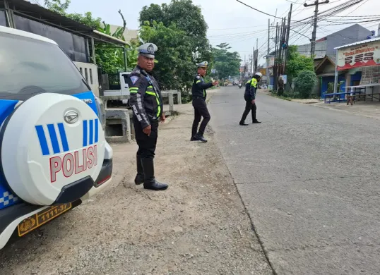 Satlantas Polres Metro Depok melakukan penyisiran ranjau paku di Jalan Raya Tapos. (Sumber: Dok. Satlantas Polres Metro Depok)