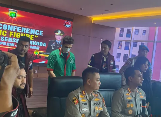 Aktor Fachry Albar menggunakan baju tahanan polisi saat konferensi pers yang digelar Polres Metro Jakarta Barat, Kamis, 24 April 2025. (Sumber: Poskota/Primayanti Juli)