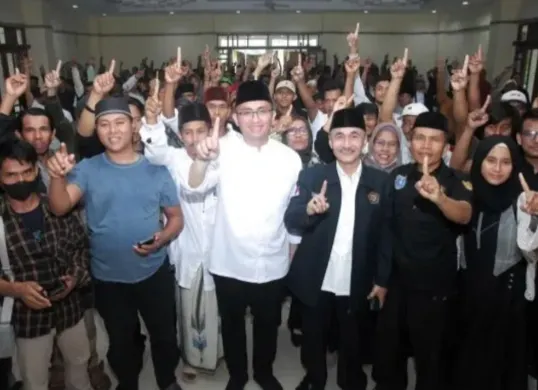 Calon Bupati Serang Andika Hazrumy bersama tim sukses dan pendukungnya saat melakukan kampanye. (Sumber: Dok. Timses Andika)