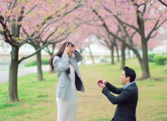 Potret Luna Maya saat dilamar oleh Maxime Bouttier. (Sumber: Instagram/@lunamaya)