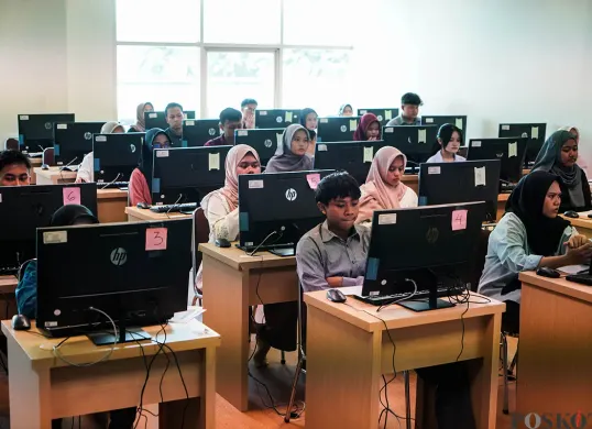 Peserta mengikuti Ujian Tulis Berbasis Komputer-Seleksi Nasional Berdasarkan Tes (UTBK-SNBT) di Universitas Negeri Jakarta, Rawamangun, Jakarta Timur, Kamis, 24 April 2025. (Sumber: Poskota/Bilal Nugraha Ginanjar)