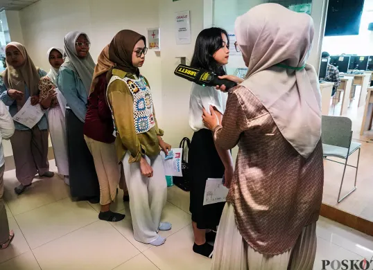Peserta mengikuti Ujian Tulis Berbasis Komputer-Seleksi Nasional Berdasarkan Tes (UTBK-SNBT) di Universitas Negeri Jakarta, Rawamangun, Jakarta Timur, Kamis, 24 April 2025. (Sumber: Poskota/Bilal Nugraha Ginanjar)