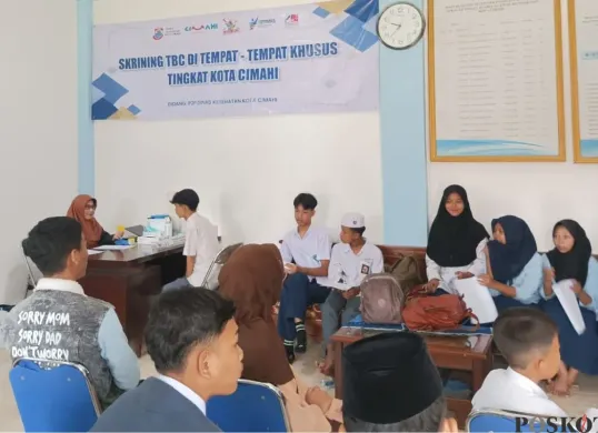 Dinkes Kota Cimahi melakukan skrining pencegahan penularan TBC kepada pelajar. (Sumber: Poskota/Gatot Poedji Utomo)