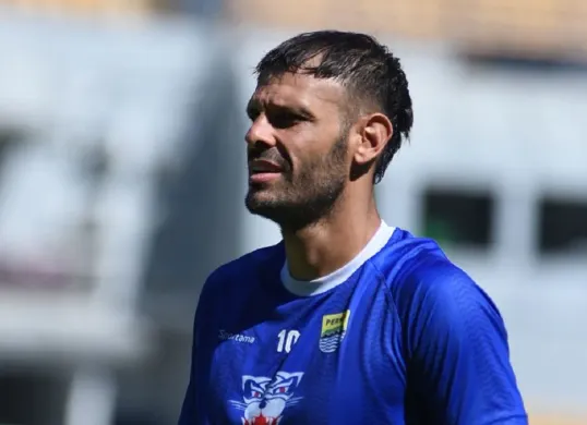 Dibandingkan top skor, gelandang Persib, Tyronne Del Pino lebih memilih fokus mengejar gelar juara Liga 1 2024-25. (Foto: persib.co.id)
