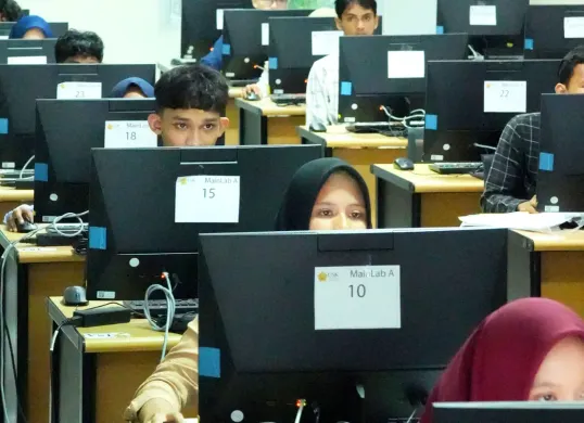 Ilustrasi siswa yang sedang melakukan ujian UTBK 2025. (Sumber: X/@univ_syiahkuala)