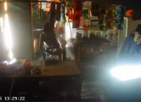 Viral detik-detik aksi nekat sekelompok pemuda jarah warung membawa kabur rokok hingga mainan anak. (Sumber: Tangkap layar Instagram/@medsosmedan.id)