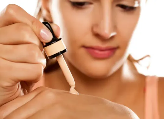 Tips Mengaplikasikan Foundation Agar Hasilnya Flawless dan Awet. (Sumber: iStock)