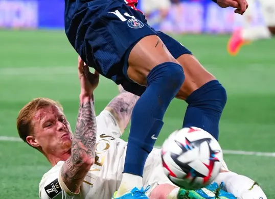 Paris Saint-Germain akhirnya menelan kekalahan perdana di Ligue 1 musim 2024/2025. Tim asuhan Luis Enrique dipukul Nice dengan skor 1-3 di Parc des Princes, Sabtu, 26 April 2025. (Sumber: Ligue 1)
