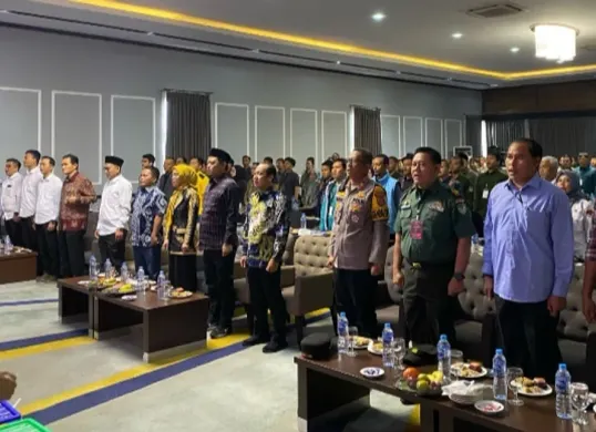 Suasana rapat pleno penghitungan suara PSU Pilkada Serang yang digelar KPU Kabupaten Serang di Hotel Forbis, Kamis, 24 April 2025 malam. (Sumber: Dok. Polres Serang)
