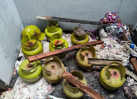Sisa tabung gas yang meledak dan membakar sebuah rumah di Cilandak, Jakarta Selatan, Kamis, 24 April 2025. (Sumber: Dok. Polsek Cilandak)