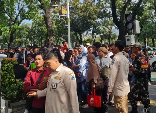Warga antre melamar pekerjaan sebagai petugas PPSU di Balai Kota, Jumat 25 April 2025. (Sumber: Poskota/Pandi Ramedhan)
