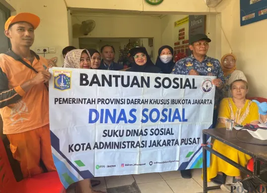 Suku Dinas Sosial Pemprov DKI Jakarta memberikan bantuan untuk korban kebakaran di Kelurahan Bungur, Kecamatan Senen, Jakarta Pusat Jumat,25 April 2025. (Sumber: Poskota/Primayanti Juli Kumala Manalu)